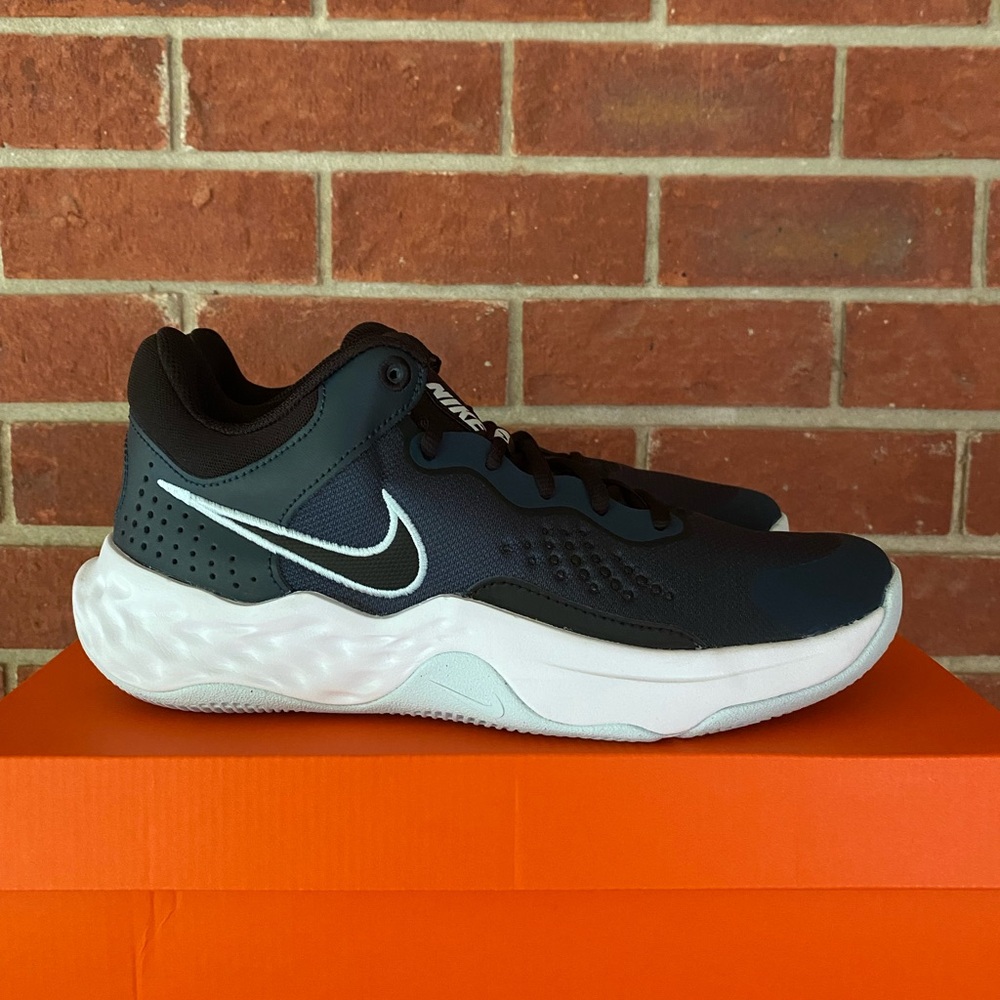 Nike Men's Black and White Sneakers